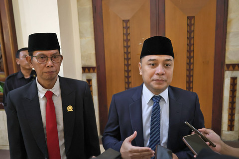Wali Kota Surabaya Eri Cahyadi (kanan) usai rapat paripurna Ranwal RPJMD di Gedung DPRD Surabaya pada Rabu (9/4/2025). Foto: Dok. Istimewa
