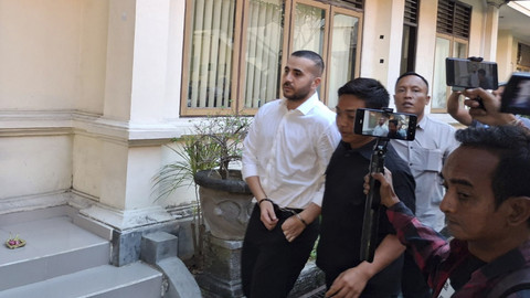 WN Australia bernama Mohamepd Rifai (27) didakwa menganiaya sekuriti Finns Beach Club bernama I Made Bagus Yohanandita (33) di Pengadilan Negeri (PN) Denpasar, Selasa (29/4/2025). Foto: Denita BR Matondang/kumparan