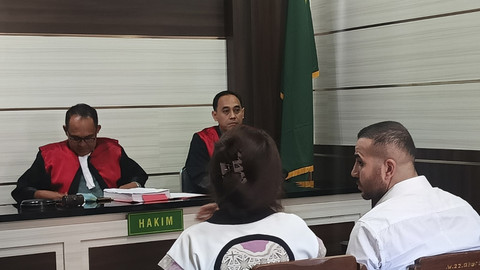 WN Australia bernama Mohamepd Rifai (27) didakwa menganiaya sekuriti Finns Beach Club bernama I Made Bagus Yohanandita (33) di Pengadilan Negeri (PN) Denpasar, Selasa (29/4/2025). Foto: Denita BR Matondang/kumparan