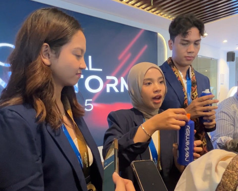 Anindya Sekar (kiri), Afifah Hasna (tengah), dan Muhammad Nabil (kanan), anggota Tim Ganara dari ITB, pemenang nasional L'Oreal Brandstorm 2025. Foto: Judith Aura/kumparan