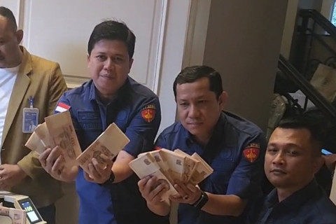 Tumpukan uang yang ditemukan penyidik Kejagung di rumah mantan pejabat Mahkamah Agung, Zarof Ricar. Foto: Dok. Kejagung RI