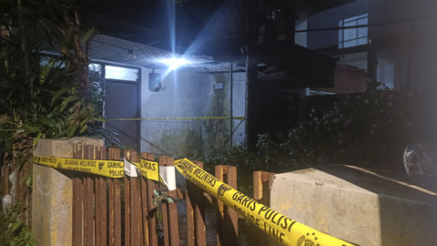 Lokasi penemuan kuburan perempuan jenazah di dalam rumah di Sadang Serang, Coblong, Bandung. Foto: Robby Bouceu/kumparan
