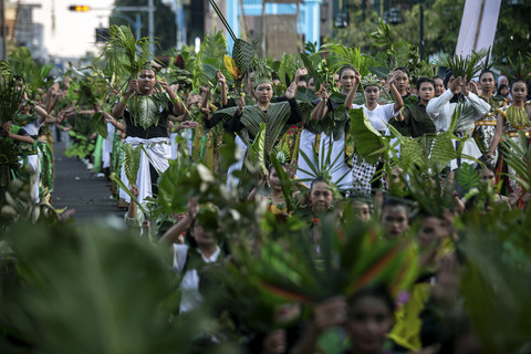 Penari mengenakan kostum berhias daun pada acara Festival Solo Menari 2025 di Ngarsopuro, Solo, Jawa Tengah, Selasa (29/4/2025). Foto: Mohammad Ayudha/ANTARA FOTO