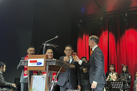 Menteri Kebudayaan Fadli Zon, Menteri BUMN sekaligus Ketua PSSI Erick Thohir, Wakil Menteri Kebudayaan Giring Ganesha, bersama Dubes Marc dalam Perayaan King's Day Belanda di Jakarta, Selasa (29/4/2025). Foto: Tiara Hasna/kumparan