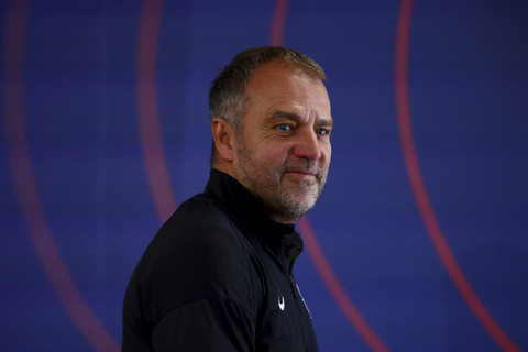 Pelatih Barcelona Hansi Flick bersiap menyampaikan keterangan pers saat sesi konferensi pers jelang Barcelona melawan Inter Milan pada semi final Liga Champions di Ciutat Esportiva Joan Gamper, Barcelona, Spanyol, Selasa (29/4/2025). Foto: Albert Gea/REUTERS