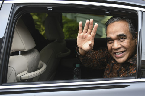 Ketua MPR Ahmad Muzani melambaikan tangan dari dalam mobil usai bertemu dengan Presiden Prabowo Subianto di kompleks Istana Kepresidenan, Jakarta, Selasa (29/4/2024). Foto: Hafidz Mubarak A/ ANTARA FOTO