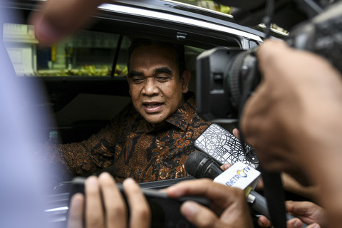 Ketua MPR Ahmad Muzani menaiki mobil usai bertemu dengan Presiden Prabowo Subianto di kompleks Istana Kepresidenan, Jakarta, Selasa (29/4/2024). Foto: Hafidz Mubarak A/ ANTARA FOTO