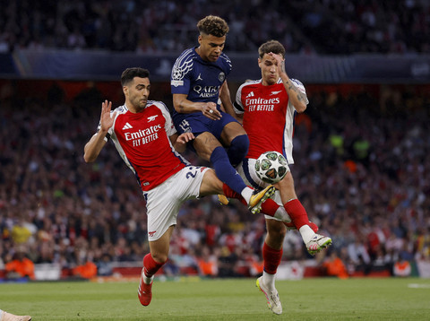 Desire Doue dari Paris St Germain beraksi dengan pemain Arsenal Mikel Merino dan Jakub Kiwior pada pertandingan leg pertama Liga Champions antara Arsenal vs Paris Saint Germain di Stadion Emirates, London, Inggris, Rabu (30/4/2025) dini hari WIB. Foto: Andrew Couldridge/REUTERS