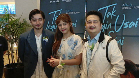 Artis Bryan Domani (Kiri) dan Vanesha Prescilla (Tengah) usai hadiri perilisan trailer film Tak Ingin Usai di Sini. Foto: Aprilandika Pratama/kumparan