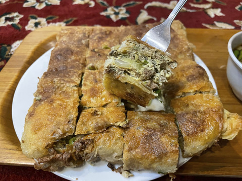 Menu Martabak Lapis dari Puas Resto & Coffee. Foto: Salsha Okta Fairuz/kumparan