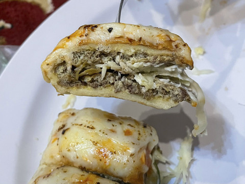 Tampilan isian Roti John Beef Mozzarella ala Puas Resto & Coffee. Foto: Salsha Okta Fairuz/kumparan