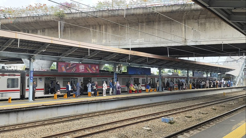 Suasana Stasiun Tanah Abang, Jakarta Pusat, saat lagu Indonesia Raya diputar pada Rabu (30/4/2025) pukul 10.00 WIB. Foto: Jonathan Devin/kumparan