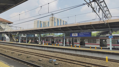 Suasana Stasiun Tanah Abang, Jakarta Pusat, saat lagu Indonesia Raya diputar pada Rabu (30/4/2025) pukul 10.00 WIB. Foto: Jonathan Devin/kumparan