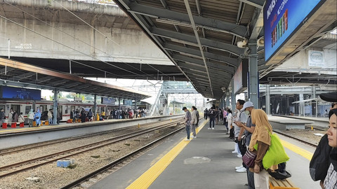 Suasana Stasiun Tanah Abang, Jakarta Pusat, saat lagu Indonesia Raya diputar pada Rabu (30/4/2025) pukul 10.00 WIB. Foto: Jonathan Devin/kumparan