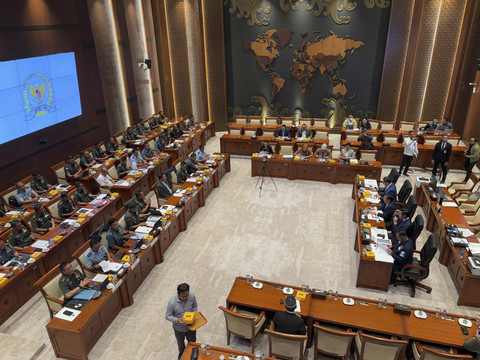Raker Komisi I DPR RI bersama Kemenhan, Panglima TNI, KSAD, KSAL, dan KSAU di gedung DPR RI, Senayan, Jakarta Pusat pada Rabu (30/4/2025). Foto: Abid Raihan/kumparan