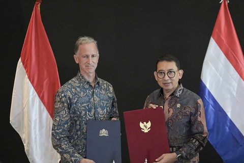 Menteri Kebudayaan Fadli Zon (kanan) dan Duta Besar Belanda untuk Indonesia Marc Gerritsen menunjukkan dokumen penandatanganan serah terima repatriasi objek warisan budaya Indonesia dari Belanda di Museum Nasional, Jakarta, Senin (16/12/2024). Foto: Fauzan/ANTARA FOTO