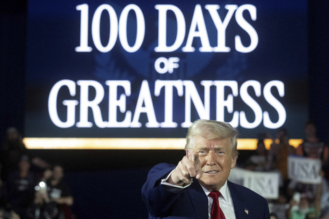 Presiden AS Donald Trump tiba untuk menyampaikan pidato yang menandai hari ke-100 masa jabatannya di Macomb County Community College Sports Expo Center di Warren, Michigan, Selasa (29/4/2025). Foto: Jim Watson/AFP