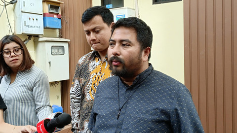 Kuasa Hukum Arya Saloka, Nove Rizky Tri Putra (Kanan) saat ditemui di Pengadilan Agama Jakarta Selatan, Rabu (30/4). Foto: Aprilandika Pratama/kumparan