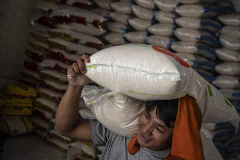 Pekerja mengangkut beras di kawasan Pasar Dargo, Semarang, Jawa Tengah, Rabu (30/4/2025). Foto: Aprillio Akbar/ANTARA FOTO