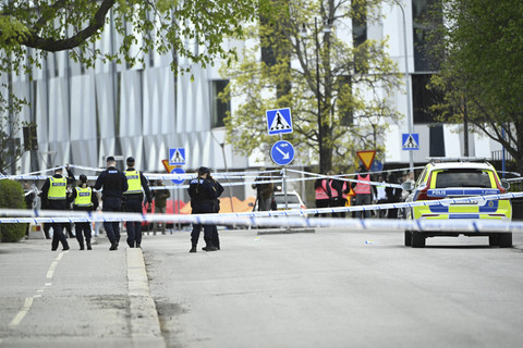 Sejumlah petugas kepolisian berjaga usai penembakan di Uppsala, Swedia, Selasa (29/4/2025). Foto: TT News Agency/Fredrik Sandberg via REUTERS 