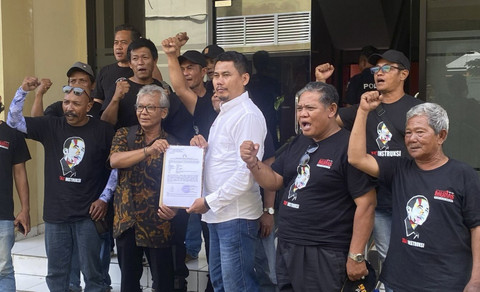 Relawan Alap-Alap Jokowi (AAJ) melaporkan empat orang ke Polrestabes Semarang terkait tuduhan ijazah palsu. Foto: Intan Alliva Khansa/kumparan