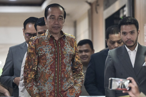 Presiden ketujuh Joko Widodo (tengah) menjawab pertanyaan wartawan di depan Gedung Direktorat Reserse Kriminal Umum Polda Metro Jaya, Jakarta, Rabu (30/4/2025).  Foto: Fauzan/ANTARA FOTO