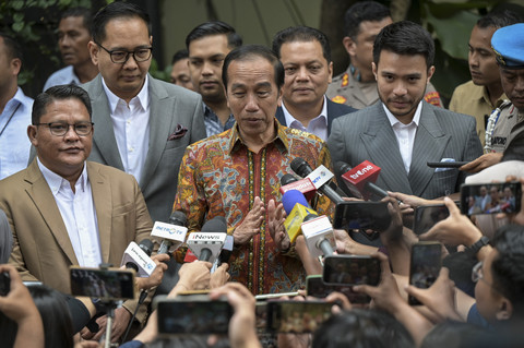 Presiden ketujuh Joko Widodo (tengah) menjawab pertanyaan wartawan setelah melaporkan ke di depan Gedung Direktorat Reserse Kriminal Umum Polda Metro Jaya, Jakarta, Rabu (30/4/2025). Foto: Fauzan/ANTARA FOTO