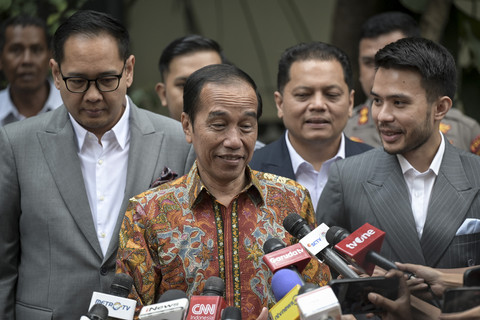Presiden ketujuh Joko Widodo (kiri) berjalan keluar dari Gedung Direktorat Reserse Kriminal Umum Polda Metro Jaya, Jakarta, Rabu (30/4/2025). Foto: Fauzan/ANTARA FOTO