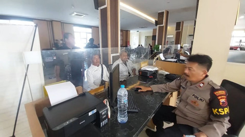 Anggota Relawan AAJ, Lalang Wardiyanto, melapor ke Polresta Surakarta. Dok: kumparan