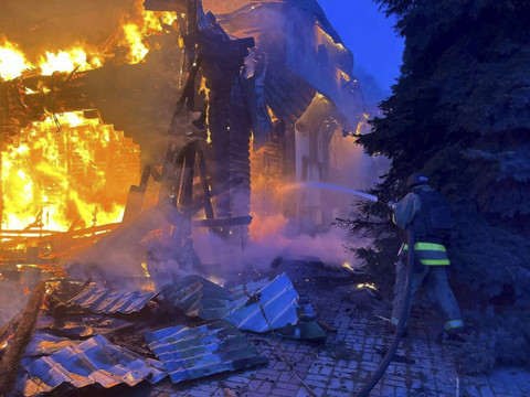 Seorang petugas penyelamat bekerja di lokasi serangan pesawat tak berawak Rusia, di tengah serangan Rusia di Ukraina, di Dnipro, Ukraina, Rabu (30/4/2025). Foto: Handout via REUTERS