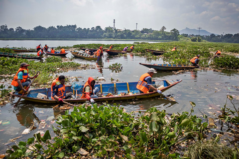 Relawan bersama warga membersihkan sampah di Sungai Citarum, Cihampelas, Kabupaten Bandung Barat, Jawa Barat, Rabu (30/4/2025). Foto: Novrian Arbi/ANTARA FOTO