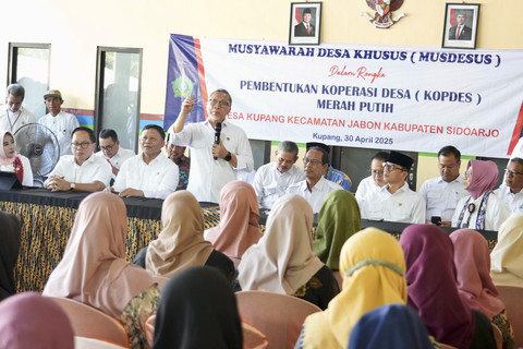Menteri Koordinator Bidang Pangan Zulkifli Hasan (Zulhas) meninjau pelaksanaan Musyawarah Desa Kelurahan Khusus (Musdesus) dan Unit Usaha Koperasi Desa Merah Putih di Sidoarjo, Jawa Timur. Foto: Dok. Kemenko Pangan