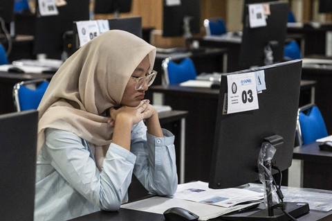 Seorang peserta bersiap mengikuti Ujian Tulis Berbasis Komputer Seleksi Nasional Berdasarkan Tes (UTBK-SNBT) 2025 di Universitas Diponegoro (UNDIP), Tembalang, Semarang, Jawa Tengah, Rabu (30/4/2025).  Foto: Aprillio Akbar/ANTARA FOTO