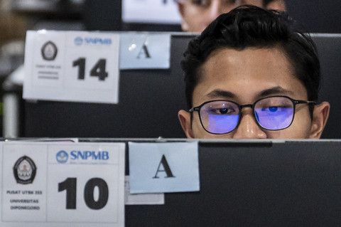 Peserta mengikuti Ujian Tulis Berbasis Komputer Seleksi Nasional Berdasarkan Tes (UTBK-SNBT) 2025 di Universitas Diponegoro (UNDIP), Tembalang, Semarang, Jawa Tengah, Rabu (30/4/2025). Foto: Aprillio Akbar/ANTARA FOTO