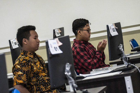 Seorang peserta berdoa saat akan mengikuti Ujian Tulis Berbasis Komputer Seleksi Nasional Berdasarkan Tes (UTBK-SNBT) 2025 di Universitas Diponegoro (UNDIP), Tembalang, Semarang, Jawa Tengah, Rabu (30/4/2025). Foto: Aprillio Akbar/ANTARA FOTO