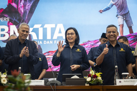 Menteri Keuangan Sri Mulyani Indrawati didampingi Wakil Menteri Keuangan Anggito Abimanyu dan Suahasil Nazara menyapa wartawan sebelum memberikan pemaparan pada konferensi pers APBN KiTa di Kantor Kementerian Keuangan, Jakarta, Rabu (30/4/2025). Foto: Bayu Pratama S/ANTARA FOTO