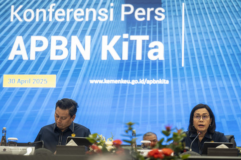 Menteri Keuangan Sri Mulyani Indrawati (kanan) didampingi Wakil Menteri Keuangan Thomas Djiwandono (kiri) memberikan pemaparan pada konferensi pers APBN KiTa di Kantor Kementerian Keuangan, Jakarta, Rabu (30/4/2025). Foto: Bayu Pratama S/ANTARA FOTO