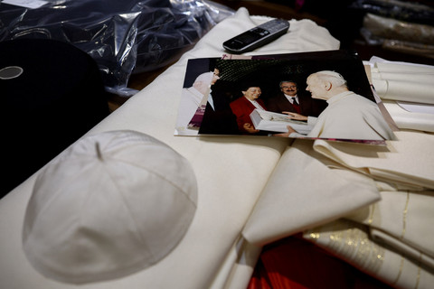 Foto penjahit jubah pendeta Raniero Mancinelli saat bertemu dengan Paus Yohanes Paulus II terlihat di toko perlengkapan liturgi miliknya di dekat Vatikan, di Roma, Italia, Selasa (29/4/2025). Foto: Guglielmo Mangiapane/REUTERS