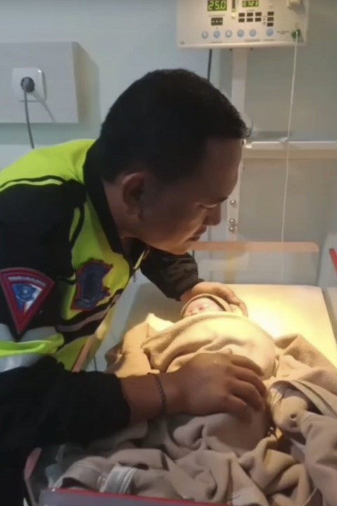 Petugas PJR Cikampek menolong ibu baru melahirkan di Rest Area. Foto: Dok. PJR Cikampek