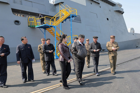Pemimpin Korea Utara Kim Jong-un dan putrinya Kim Ju Ae menghadiri uji coba sistem persenjataan kapal perang baru di Korea Utara, Rabu (30/4/2025). Foto: KCNA/via REUTERS
