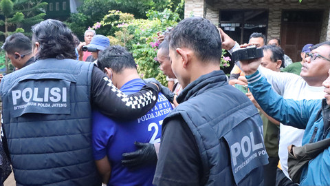 Polisi usai menggeledah rumah S tersangka predator seks Jepara. Foto: Dok Polda Jateng