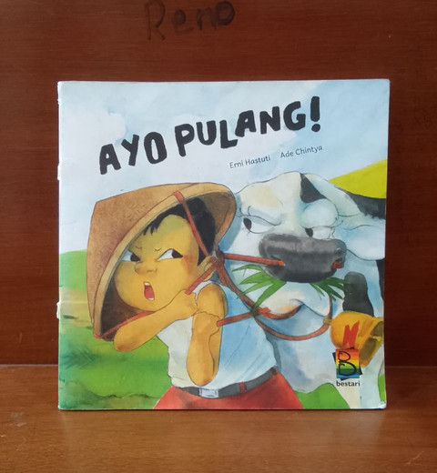 Salah satu buku yang menjadi pemandu untuk menjalin cerita. (Foto: Mohamad Jokomono)