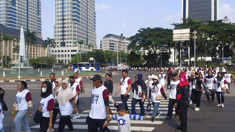 Sejumlah buruh tiba saat memperingati Hari Buruh di kawasan Monas, Jakarta, Kamis (1/5/2025). Foto: Thomas Bosco/kumparan