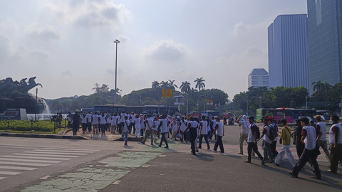 Sejumlah buruh tiba saat memperingati Hari Buruh di kawasan Monas, Jakarta, Kamis (1/5/2025). Foto: Thomas Bosco/kumparan