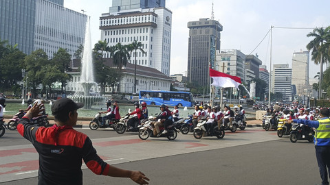 Sejumlah buruh melakukan konvoi melintas saat memperingati Hari Buruh di Kawasan Monas, Jakarta, Kamis (1/5/2025). Foto: Thomas Bosco/kumparan