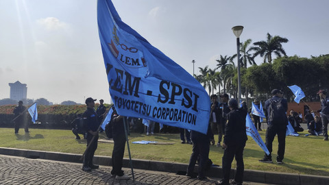 Buruh dari sejumlah elemen mengikuti aksi May Day di kawasan Monas, Jakarta, Kamis (1/5/2025). Foto: Luthfi Humam/kumparan