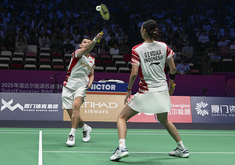 Ganda campuran Indonesia Rinov Rivaldy dan Emanuelle Gloria Widjaja  saat melawan ganda campuran Denmark  Amalie Magelund serta Jesper Toft saat pada pertandingan Sudirman Cup di Xiamen, Fujian, China, Kamis (1/5/2025). Foto: Adek Berry/AFP