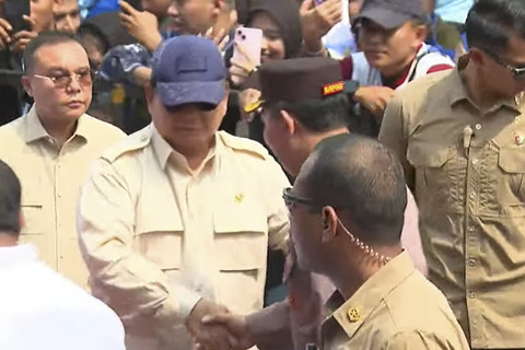 PresidenRI Prabowo Subianto berjabat tangan dengan Kapolri Listyo Sigit Prabowo saat memperingati May Day 2025 di kawasan Monas, Jakarta, Kamis (1/5/2025). Foto: YouTube/Sekretariat Presiden