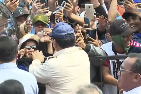 Presiden RI Prabowo Subianto hadir di peringatan May Day 2025 di kawasan Monas, Jakarta, Kamis (1/5/2025). Foto: YouTube/Sekretariat Presiden