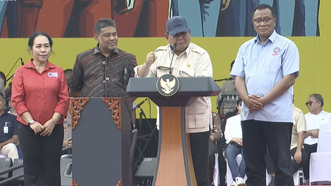 Presiden Republik Indonesia Prabowo Subianto menyampaikan pidato saat May Day 2025 di kawasan Monas, Jakarta, Kamis (1/5/2025). Foto: Youtube/Sekretariat Presiden